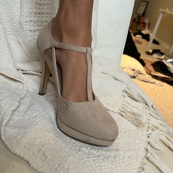 Size 7.5 suede heels - Picture 4 of 9